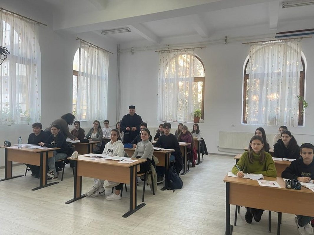 Concurs interjudețean dedicat poetului Mihai Eminescu la Curtea de Argeș 283786