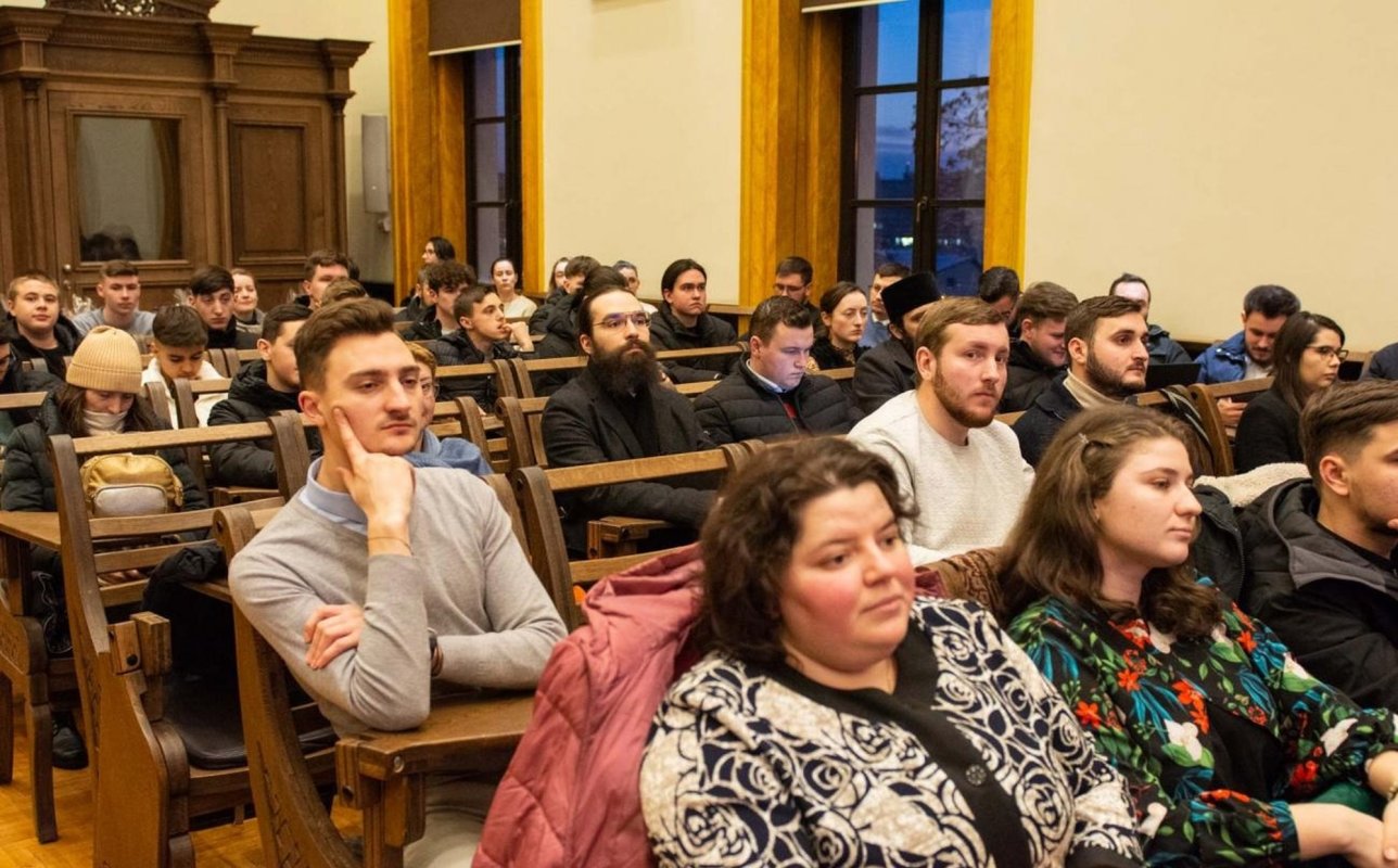 Volum despre bioetică lansat la Iaşi 283780