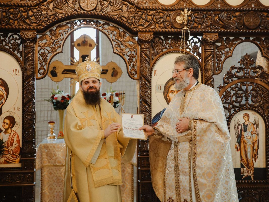 Cinstire pentru credincioşi în parohia clujeană „Sfântul Vasile cel Mare” 284058