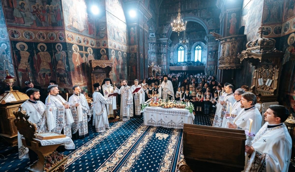 Zi de sărbătoare la Catedrala din Roman 284049