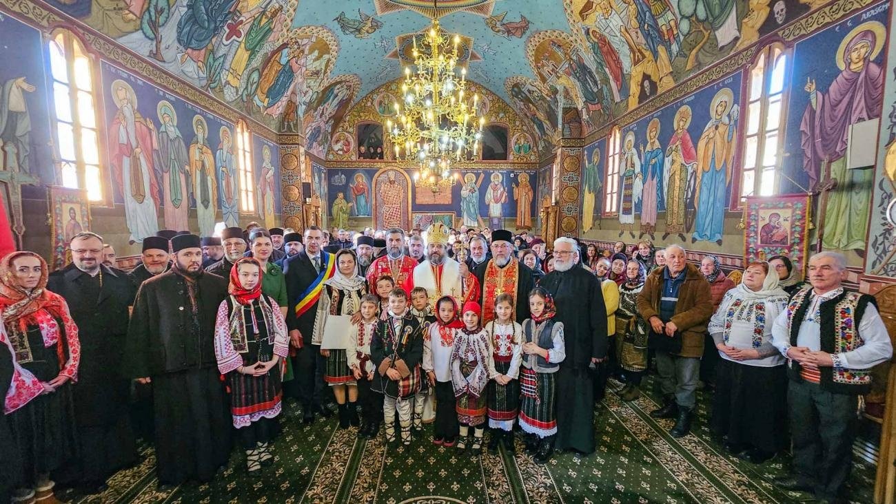 Liturghie arhierească și sfințire de casă socială la Parohia Boboiești 284292