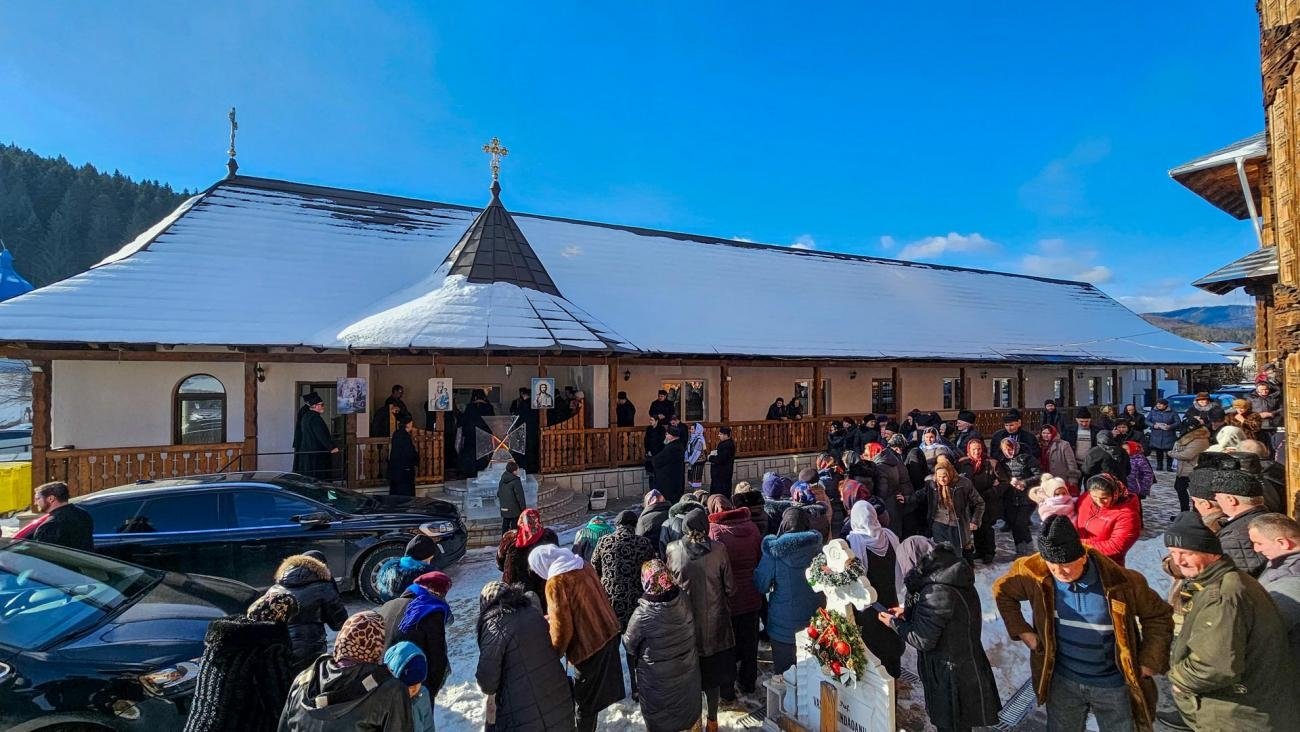 Liturghie arhierească și sfințire de casă socială la Parohia Boboiești 284293