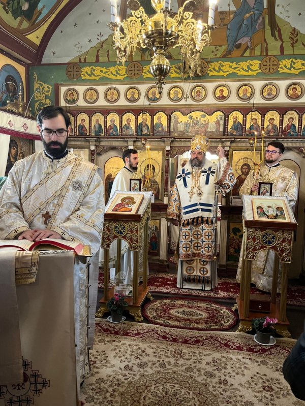 Liturghie arhierească în Parohia Șendreni, Iași 284636