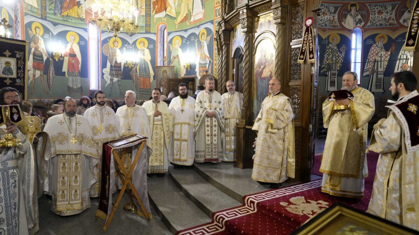 Liturghie arhierească la Biserica „Sfinții Trei Ierarhi” din Brașov 284992