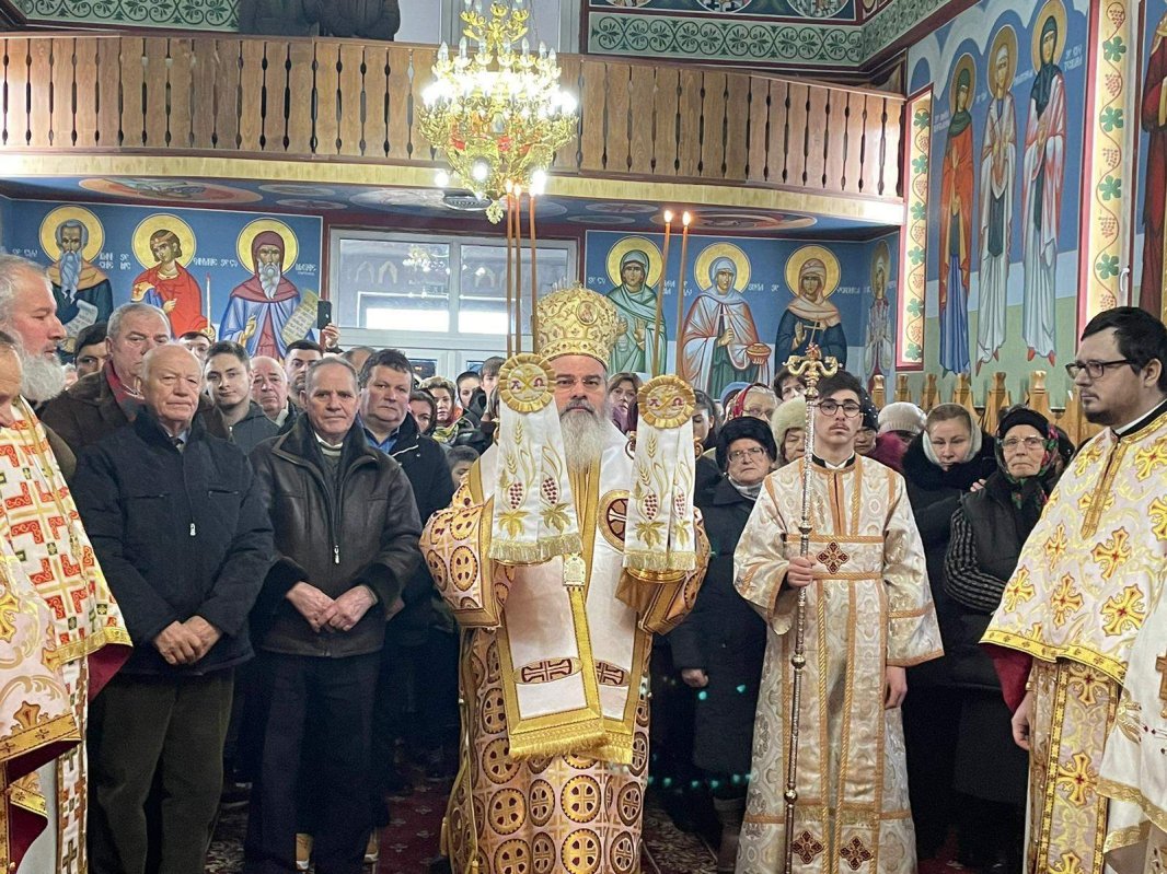 Sfinţirea picturii bisericii din Rateșul Cuzei 285005