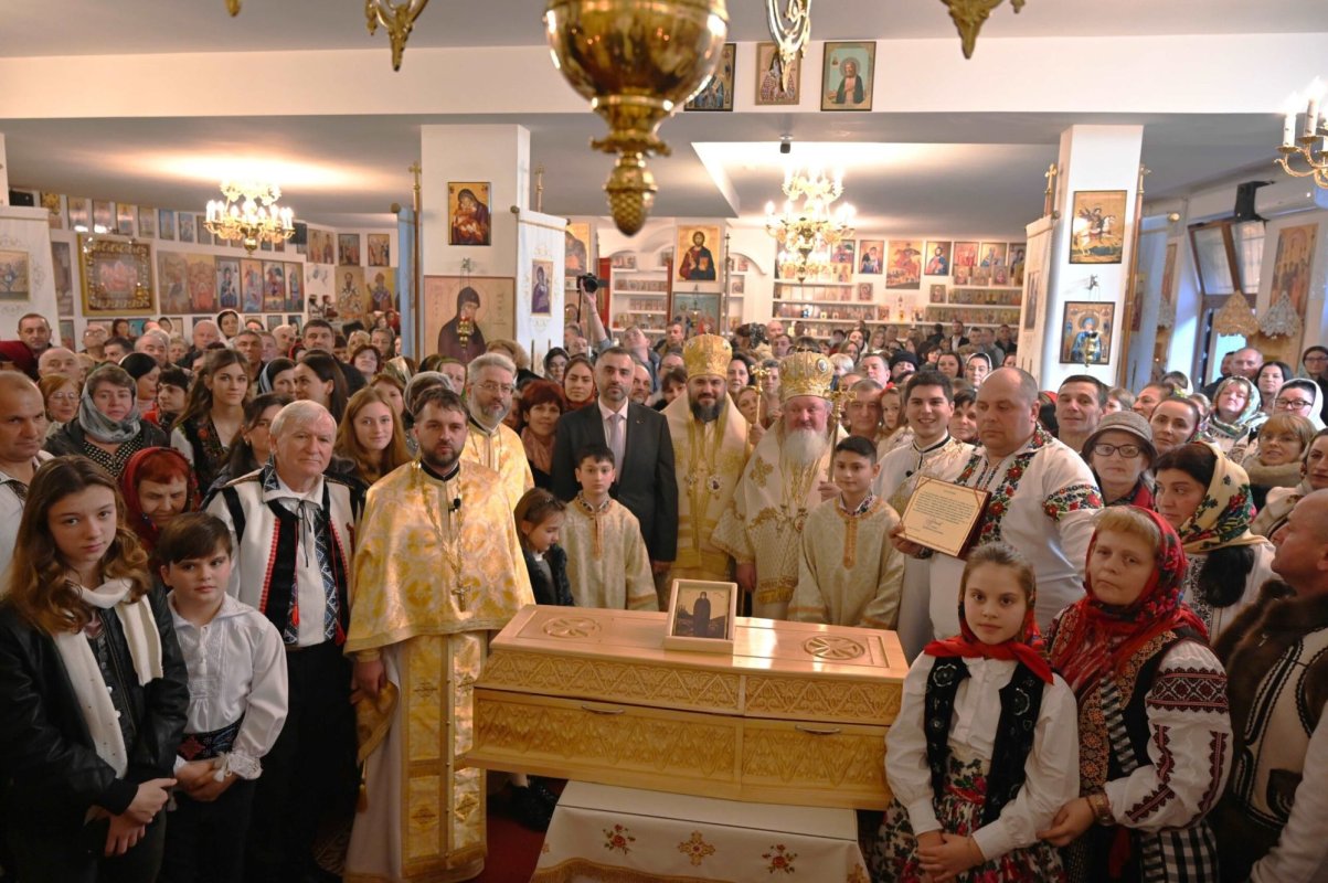 Veşmântul Sfântului Dimitrie cel Nou într-o parohie din Roma 285019