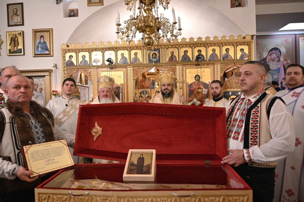 Veşmântul Sfântului Dimitrie cel Nou într-o parohie din Roma 285025