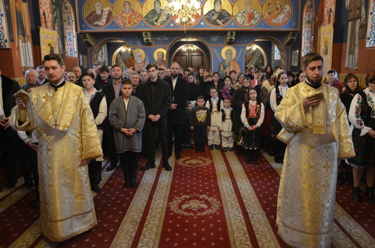 Sărbătoare în comunitatea de credincioşi a parohiei bihorene Cuzap  285068