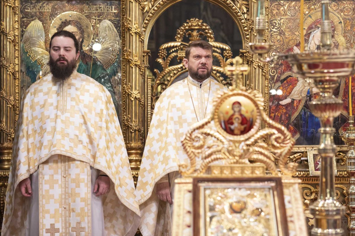 Sfinții Trei Ierarhi cinstiți la Catedrala Patriarhală din București 285100