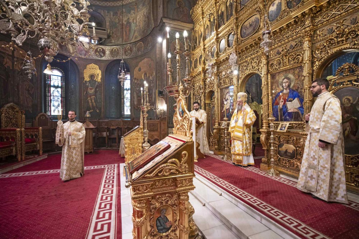 Sfinții Trei Ierarhi cinstiți la Catedrala Patriarhală din București 285104