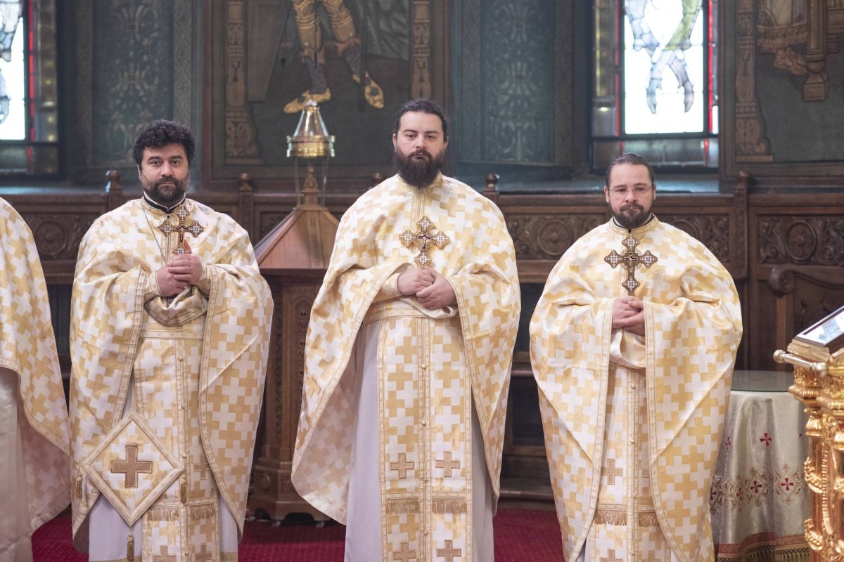 Sfinții Trei Ierarhi cinstiți la Catedrala Patriarhală din București 285108