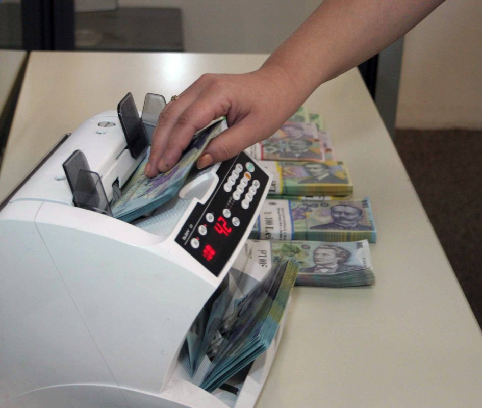 Un român are o avere financiară medie de 5.823 de euro 285341