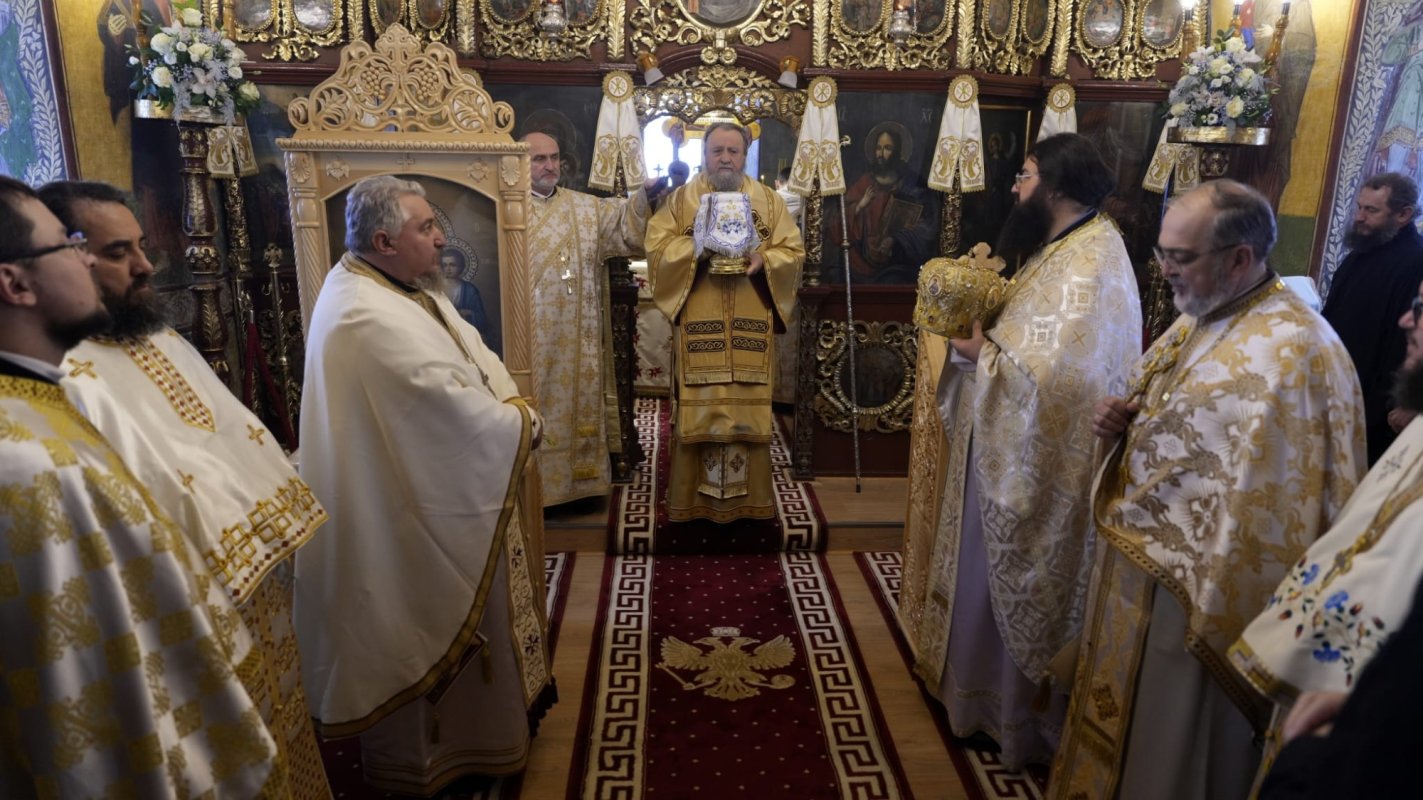 Liturghie arhierească în biserica veche a Mănăstirii Predeal 285534