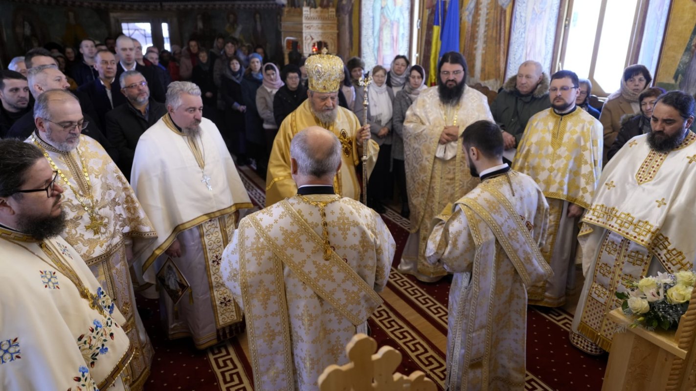 Liturghie arhierească în biserica veche a Mănăstirii Predeal 285535