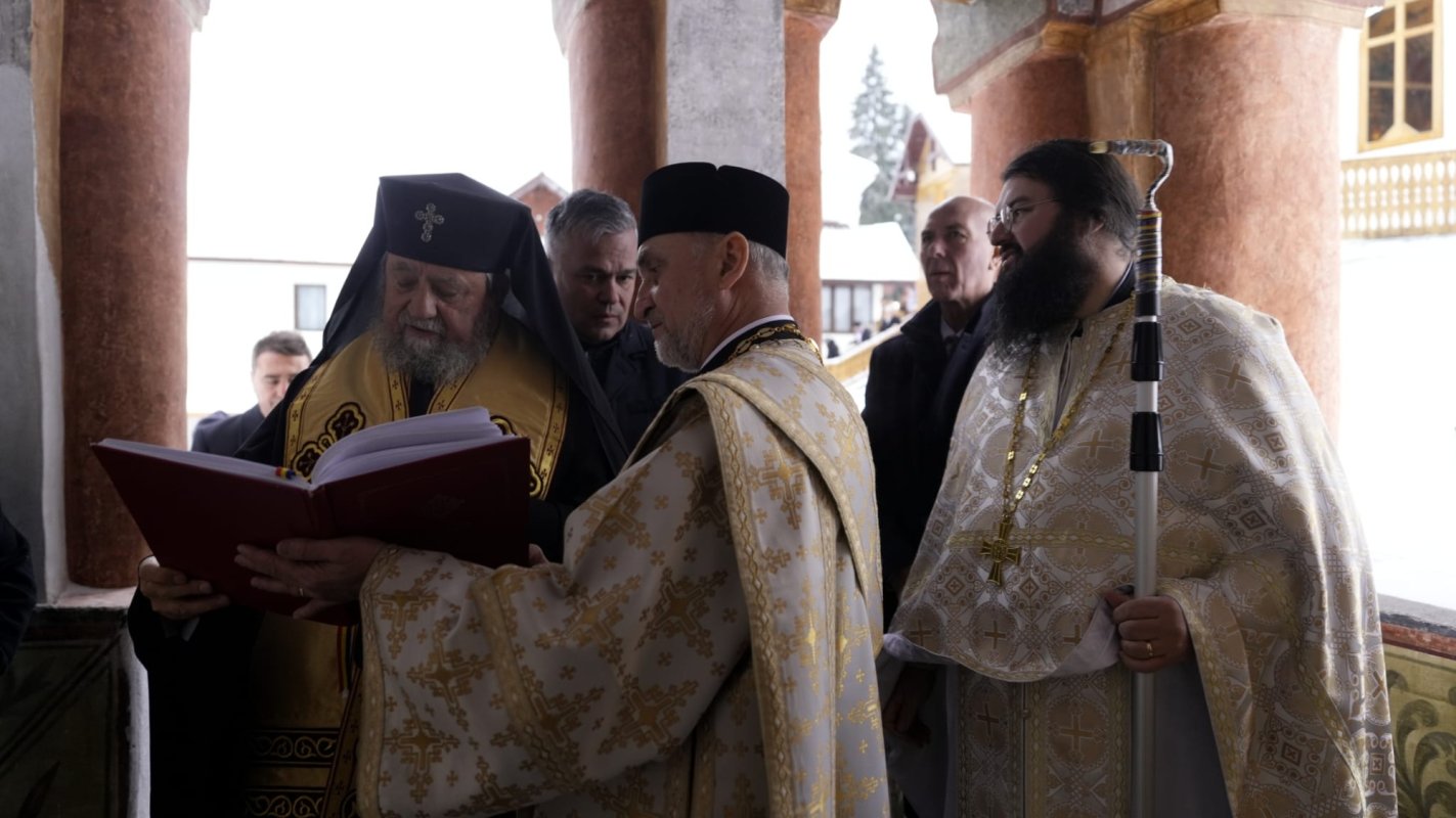 Liturghie arhierească în biserica veche a Mănăstirii Predeal 285540