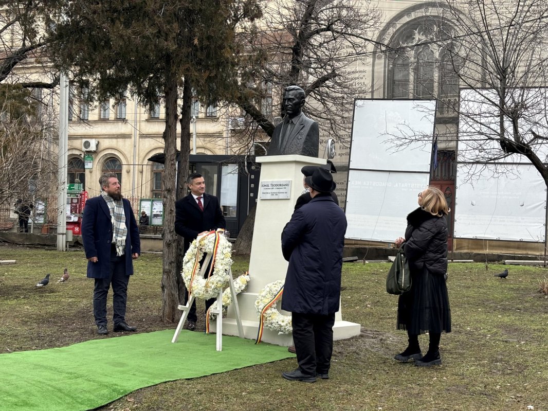 Bustul lui Ionel Teodoreanu a fost inaugurat la Teatrul Național din Iași 285656