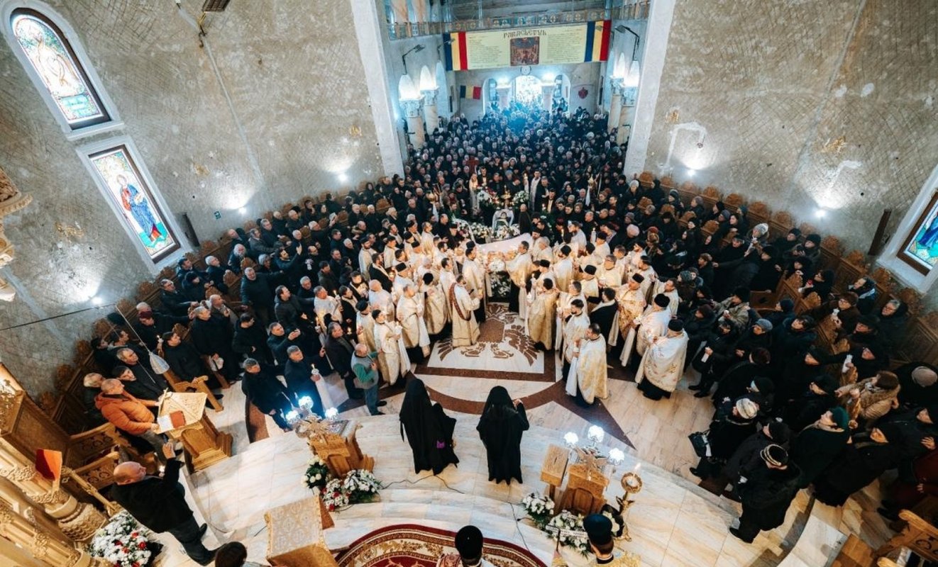 Doi ierarhi în rugăciune la catafalcul preotesei Despina Busuioc 285654