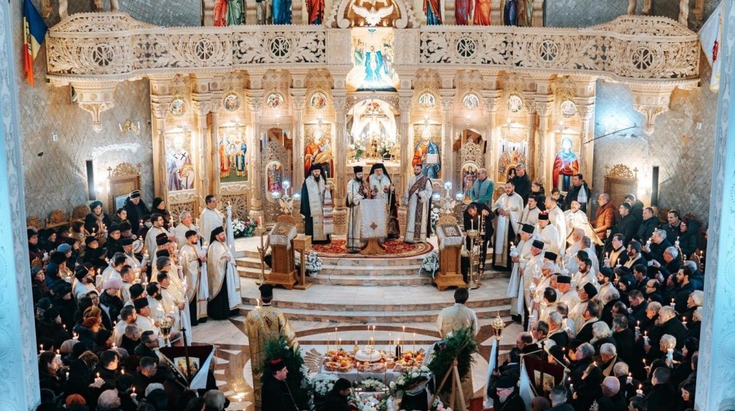 Doi ierarhi în rugăciune la catafalcul preotesei Despina Busuioc 285655