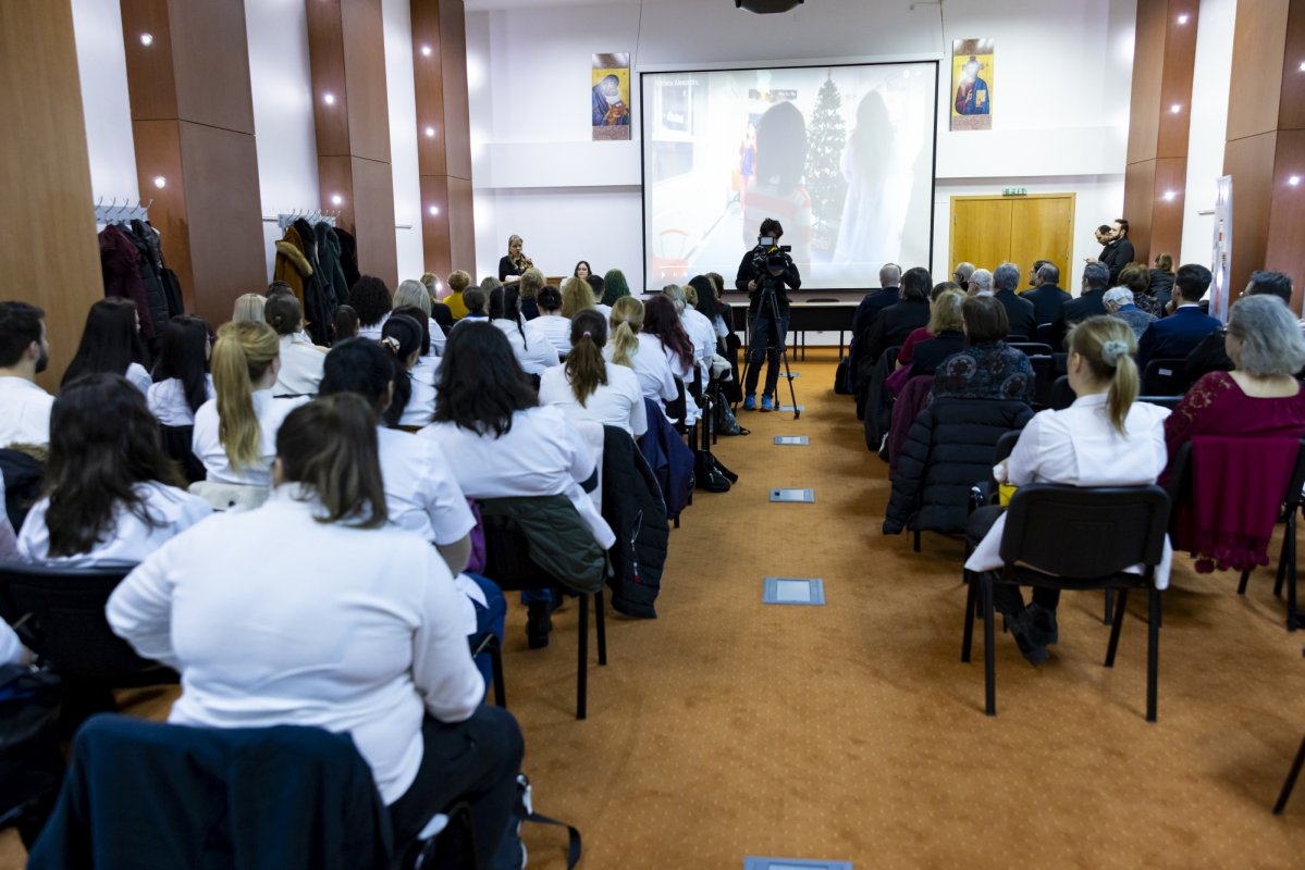 Sesiune științifică despre îngrijirea medicală și spirituală a bolnavilor de cancer 285717
