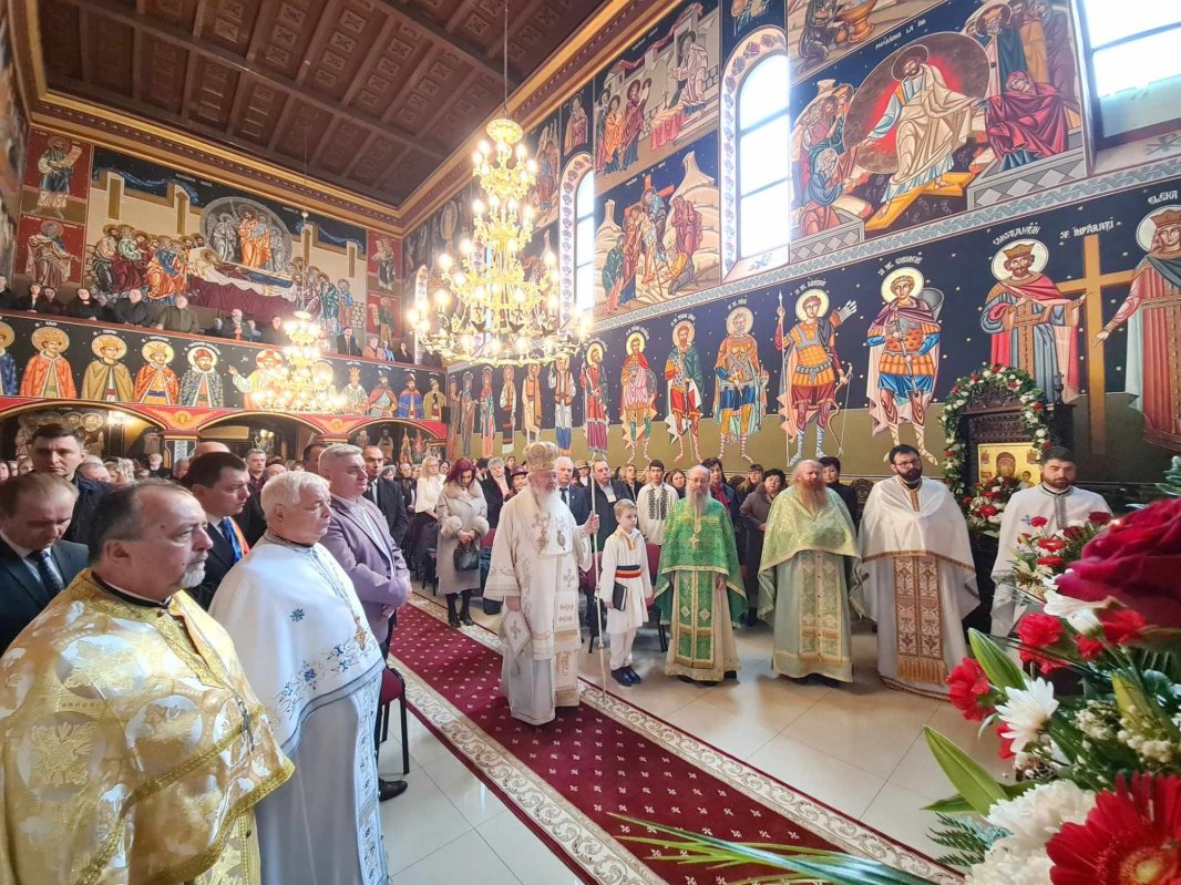 Slujire arhierească la Biserica „Sfinții Arhangheli Mihail și Gavriil” din Domnești 286047