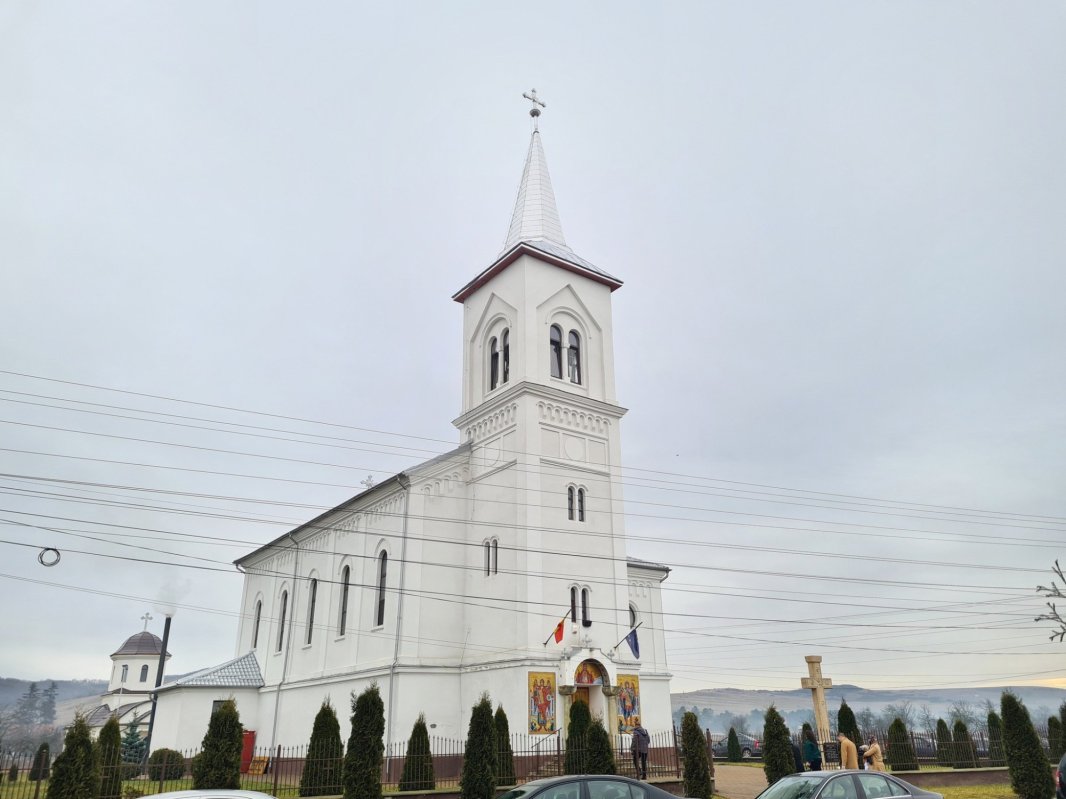 Slujire arhierească la Biserica „Sfinții Arhangheli Mihail și Gavriil” din Domnești 286054