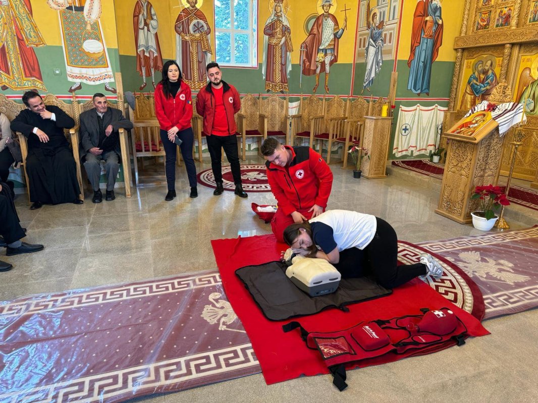 Lecții de prim ajutor într-o parohie ilfoveană 286185