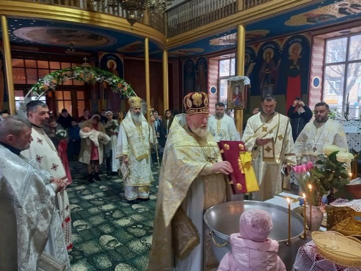 Liturghie baptismală săvârșită de ierarhul de Bălți 286315