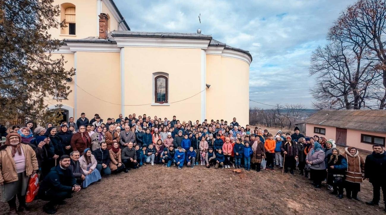 Liturghie misionară și activități de recreere pentru tinerii Parohiei Păușești 286316