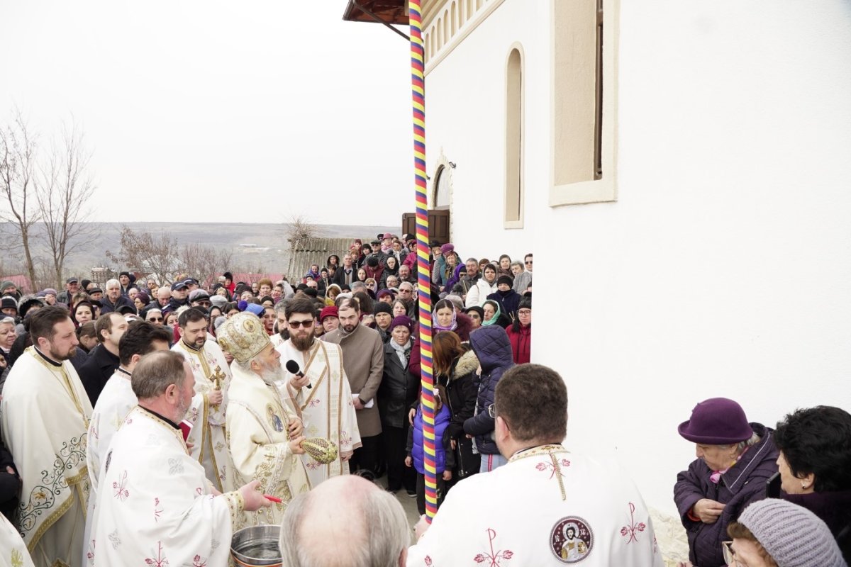 Sfințirea bisericii și acțiuni sociale într‑o parohie gălățeană 287516