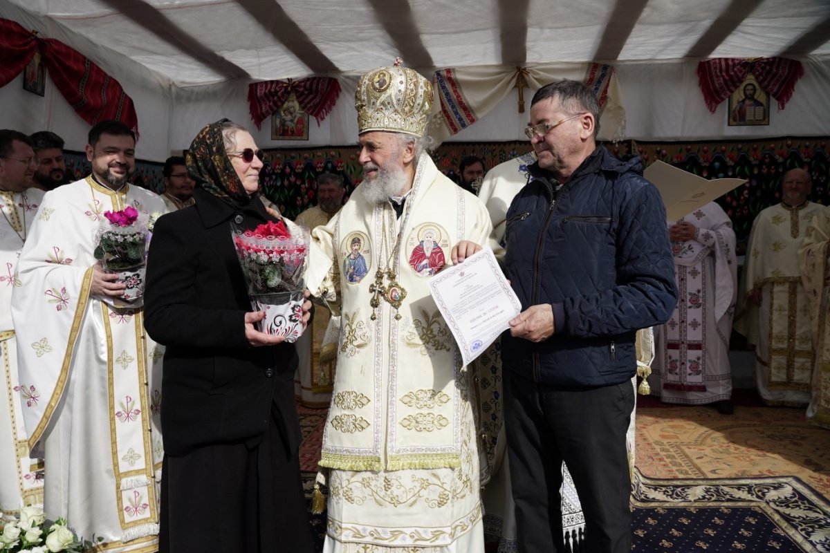 Sfințirea bisericii și acțiuni sociale într‑o parohie gălățeană 287518