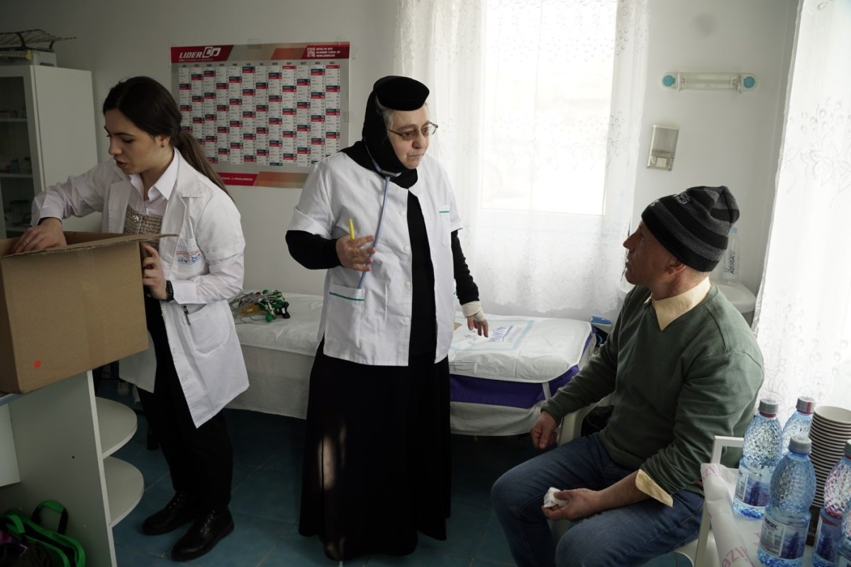 Sfințirea bisericii și acțiuni sociale într‑o parohie gălățeană 287519