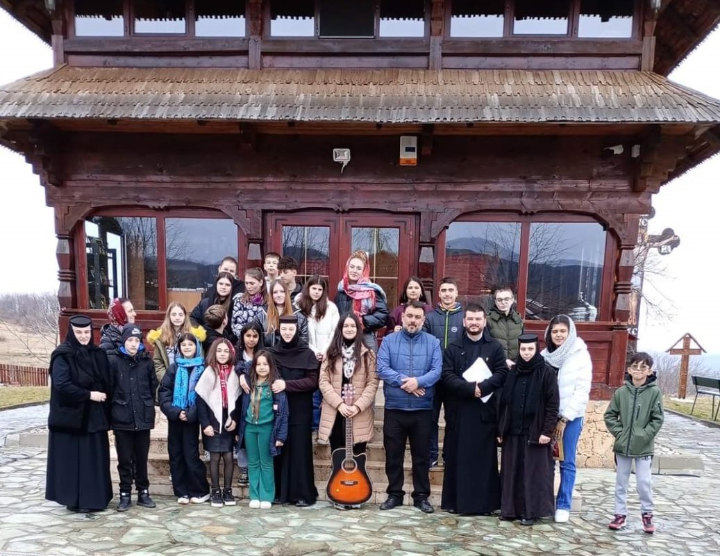 Activități desfășurate de tinerii dintr‑o parohie gorjeană  287735