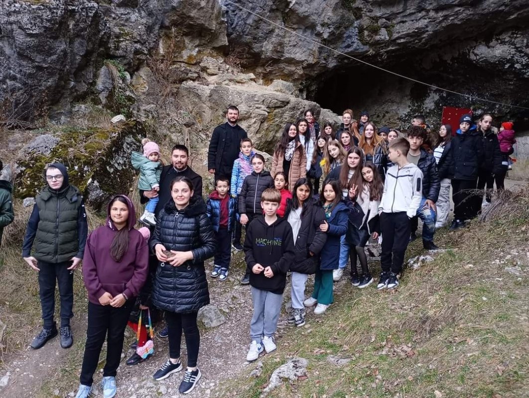 Activități desfășurate de tinerii dintr‑o parohie gorjeană  287736