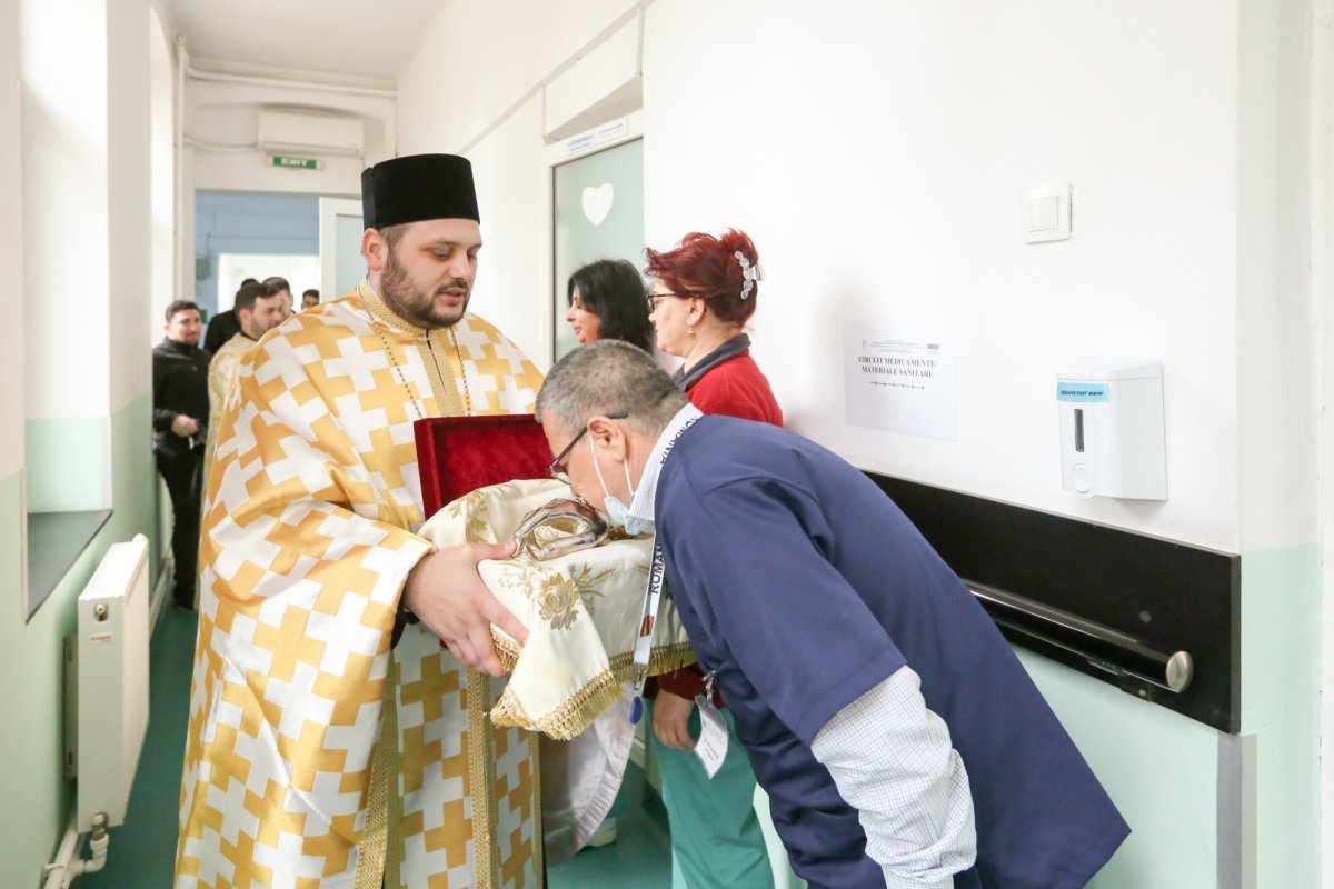 Moaștele Sfântului Pantelimon la capela spitalului din Dumbrăveni 287727