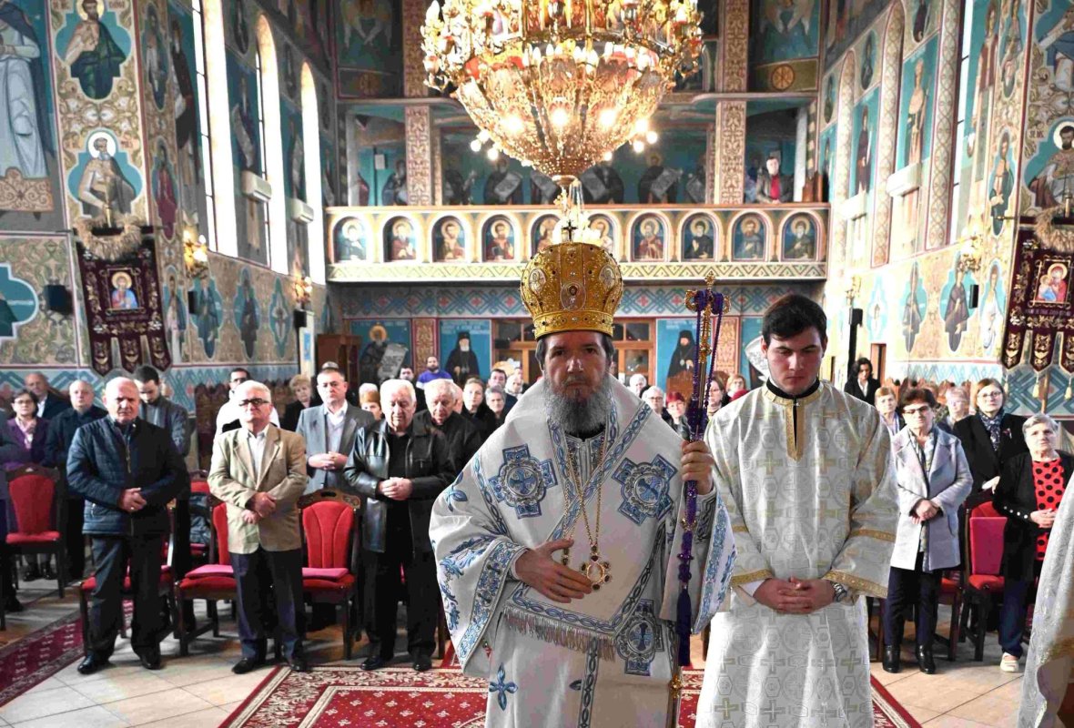 Slujire a Episcopului Oradiei în Parohia Sânmartin I 287601