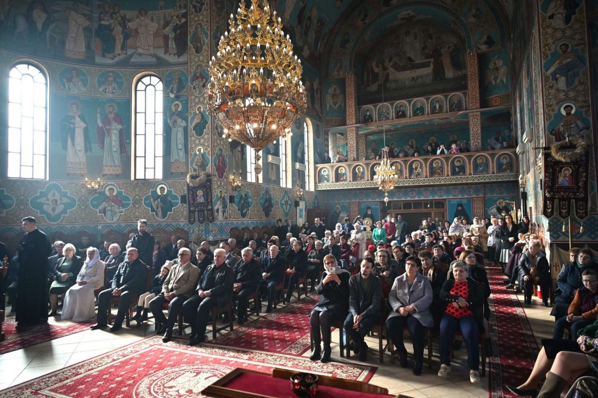 Slujire a Episcopului Oradiei în Parohia Sânmartin I 287603