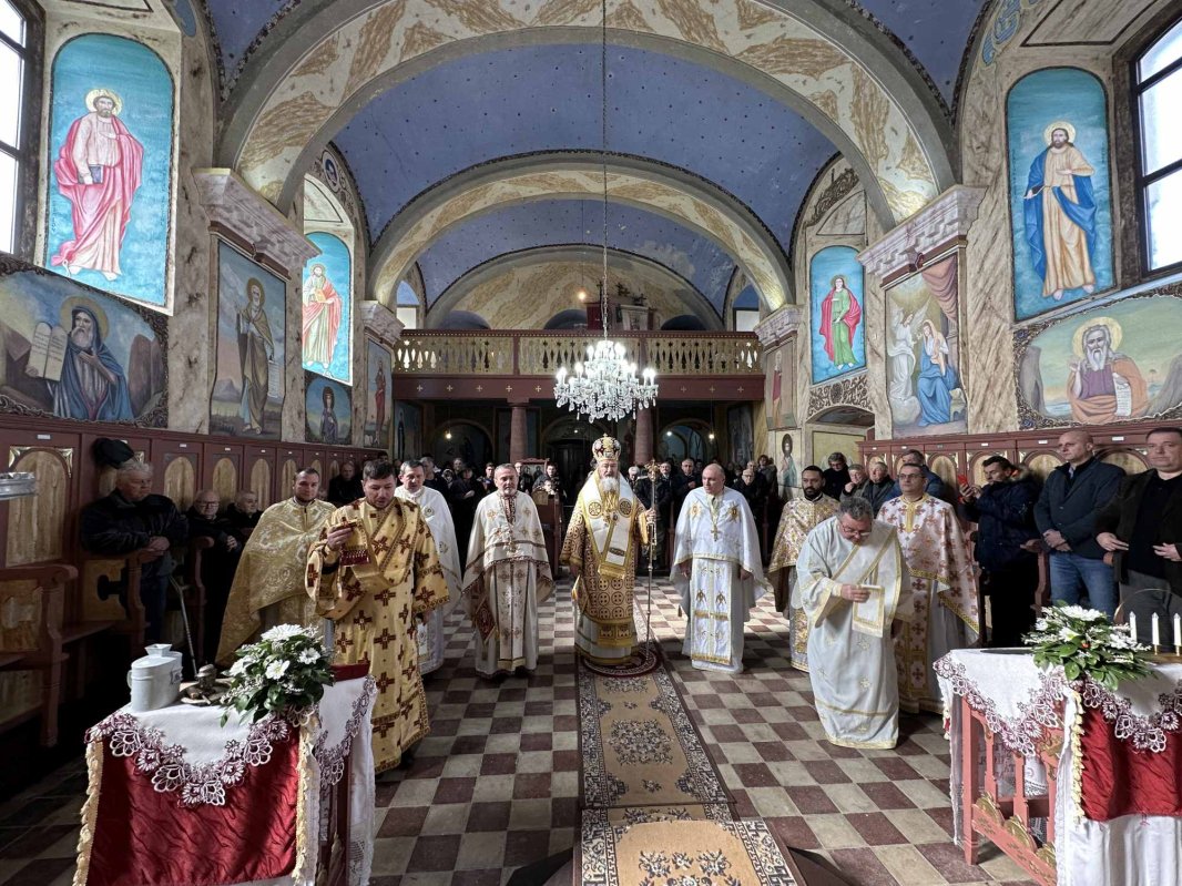 Slujire arhierească într-o parohie din Serbia 287632