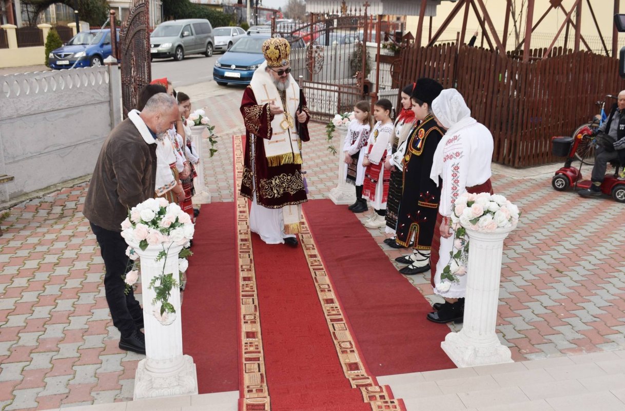 Vizită arhierească într-o parohie din Protopopiatul Hotarele 287638