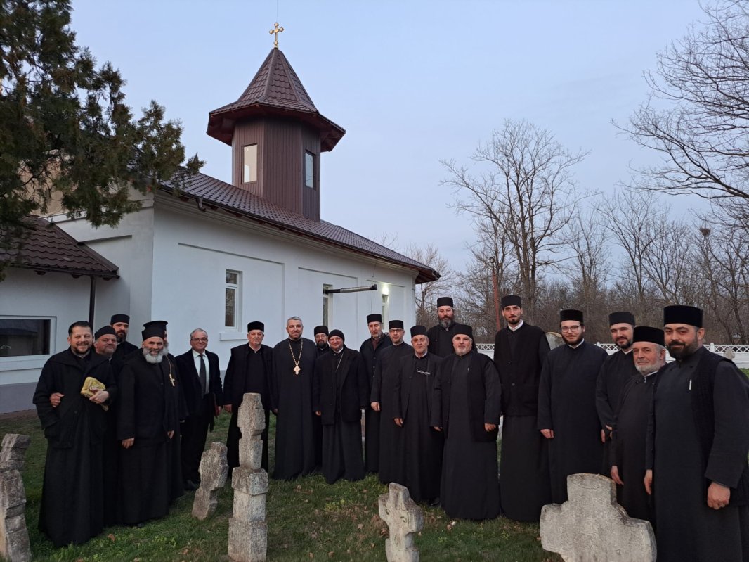 Înnoirea bisericii și Sfântul Maslu într-o parohie din Prahova  288130