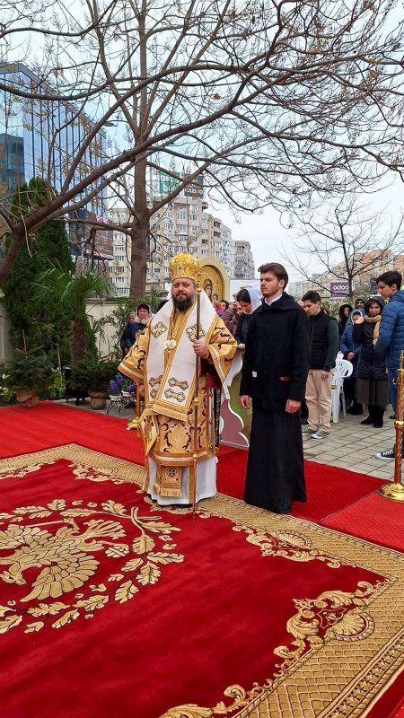 Binecuvântare arhierească pentru pelerinii de la Paraclisul Catedralei Naționale 288280