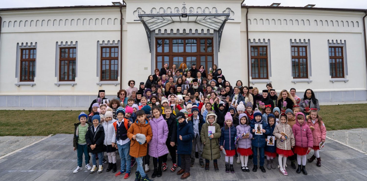 Sărbătorirea femeilor la Centrul eparhial din Roman 288347