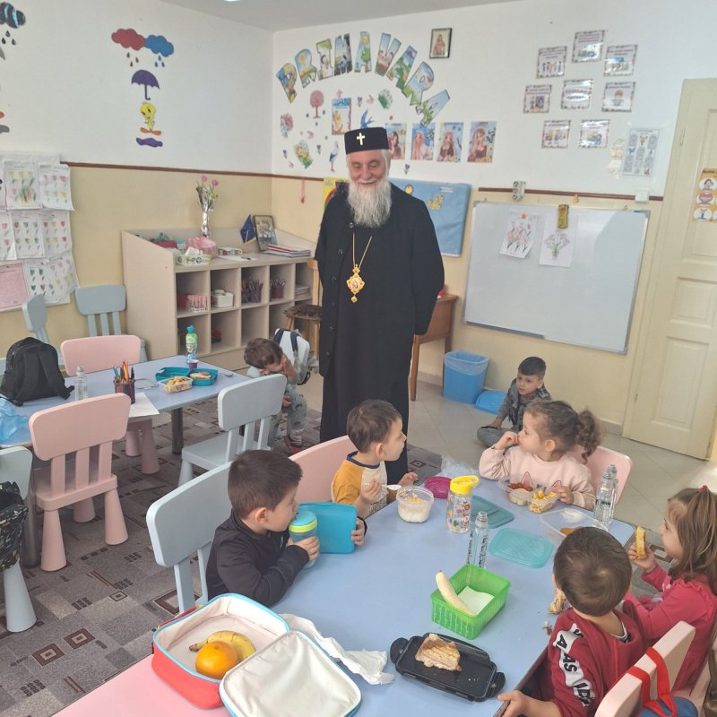 Mitropolitul Olteniei a vizitat o creșă și o grădiniță din Târgu Jiu 288708