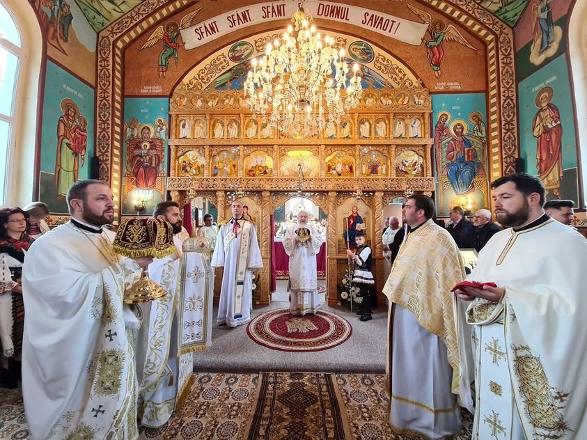 Liturghie arhierească și sfințire la biserica din Nireș, Cluj 288980