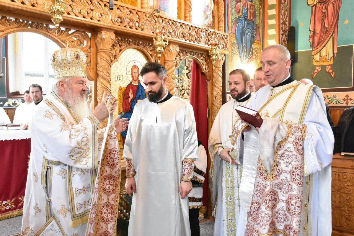 Liturghie arhierească și sfințire la biserica din Nireș, Cluj 288981