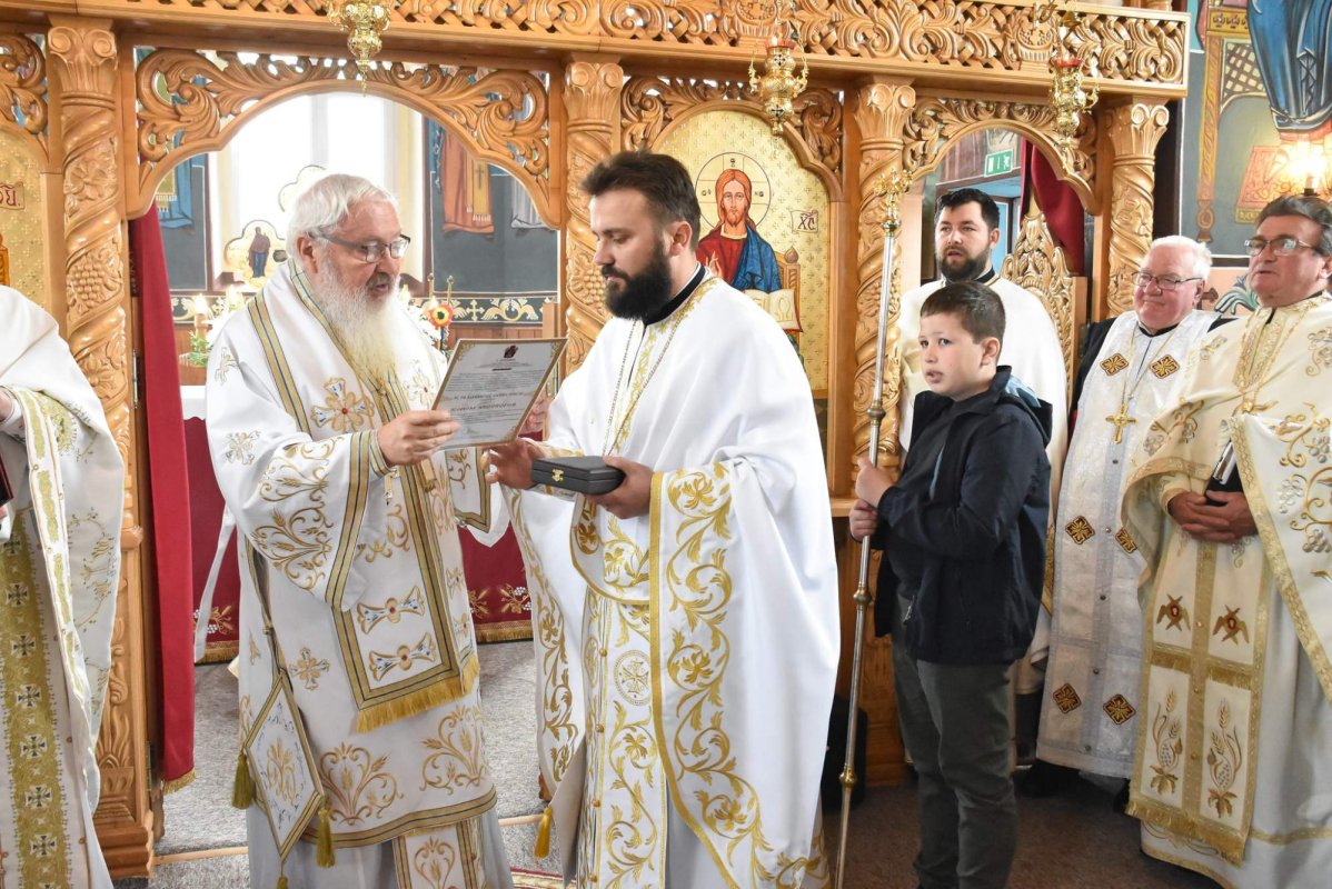 Liturghie arhierească și sfințire la biserica din Nireș, Cluj 288983