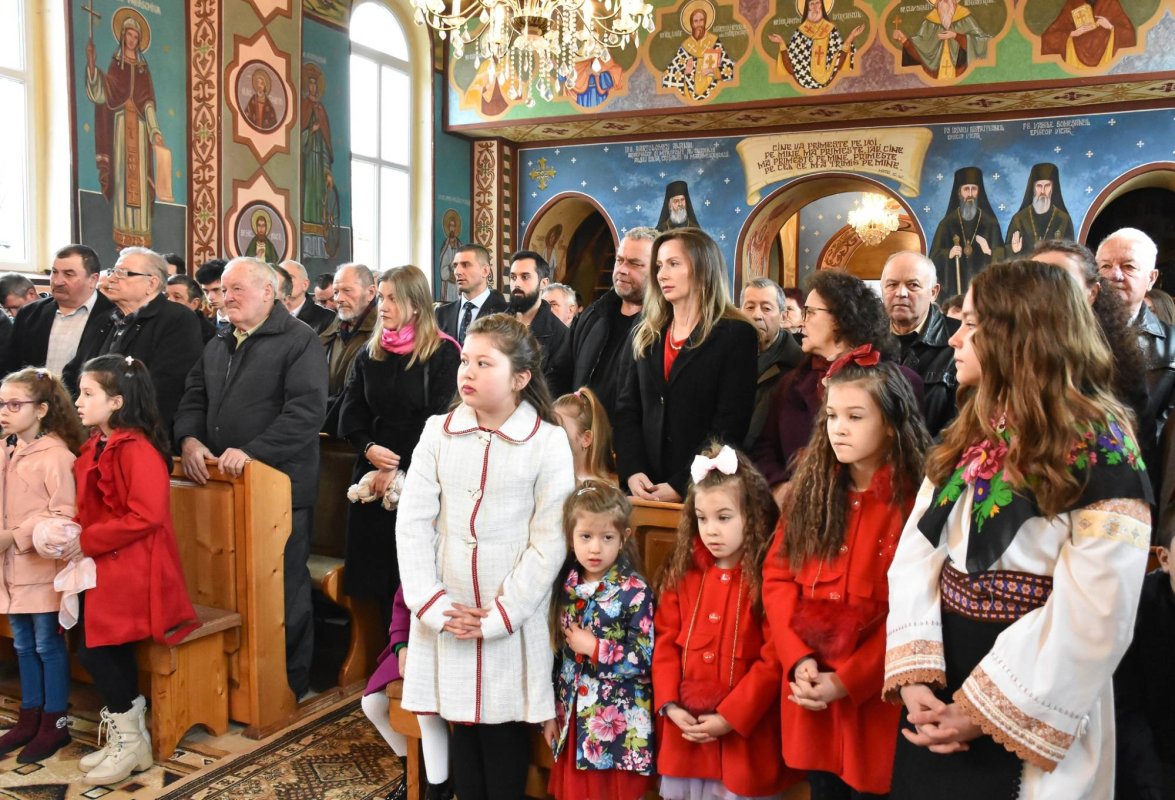 Liturghie arhierească și sfințire la biserica din Nireș, Cluj 288984
