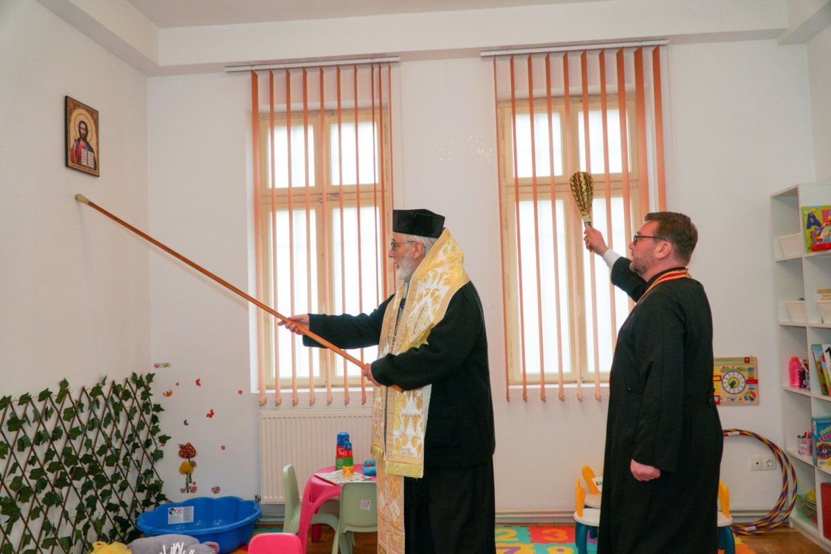 Binecuvântarea cabinetului medical al unei parohii din Pitești 289144