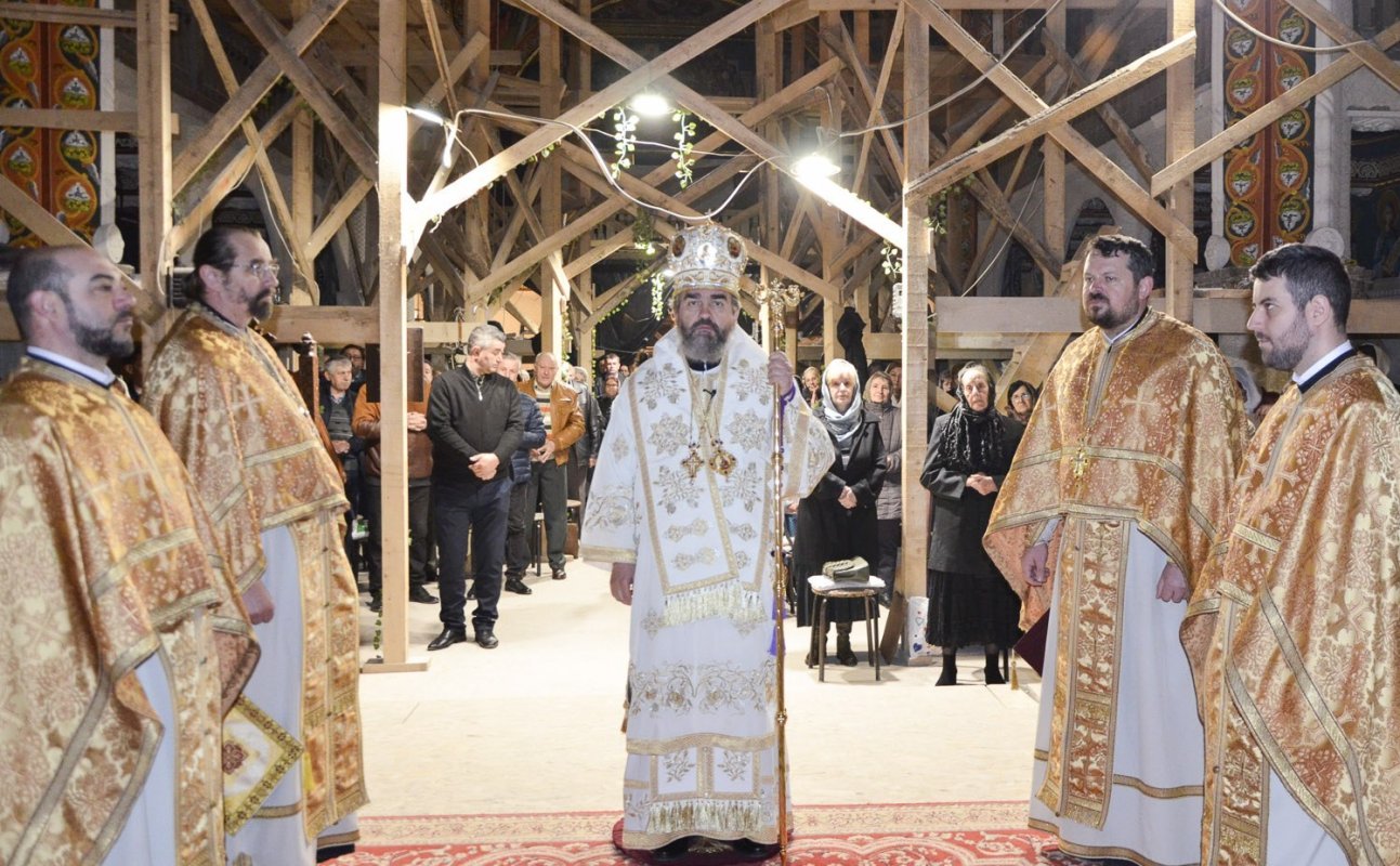 Slujirile ierarhilor hunedoreni în Duminica Izgonirii lui Adam din Rai 289102
