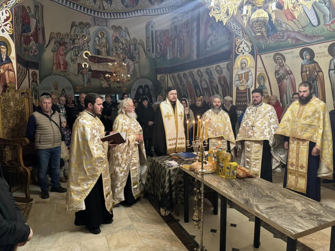 Priveghere și Maslu la Mănăstirea „Sfânta Treime” din satul Roșu 289768
