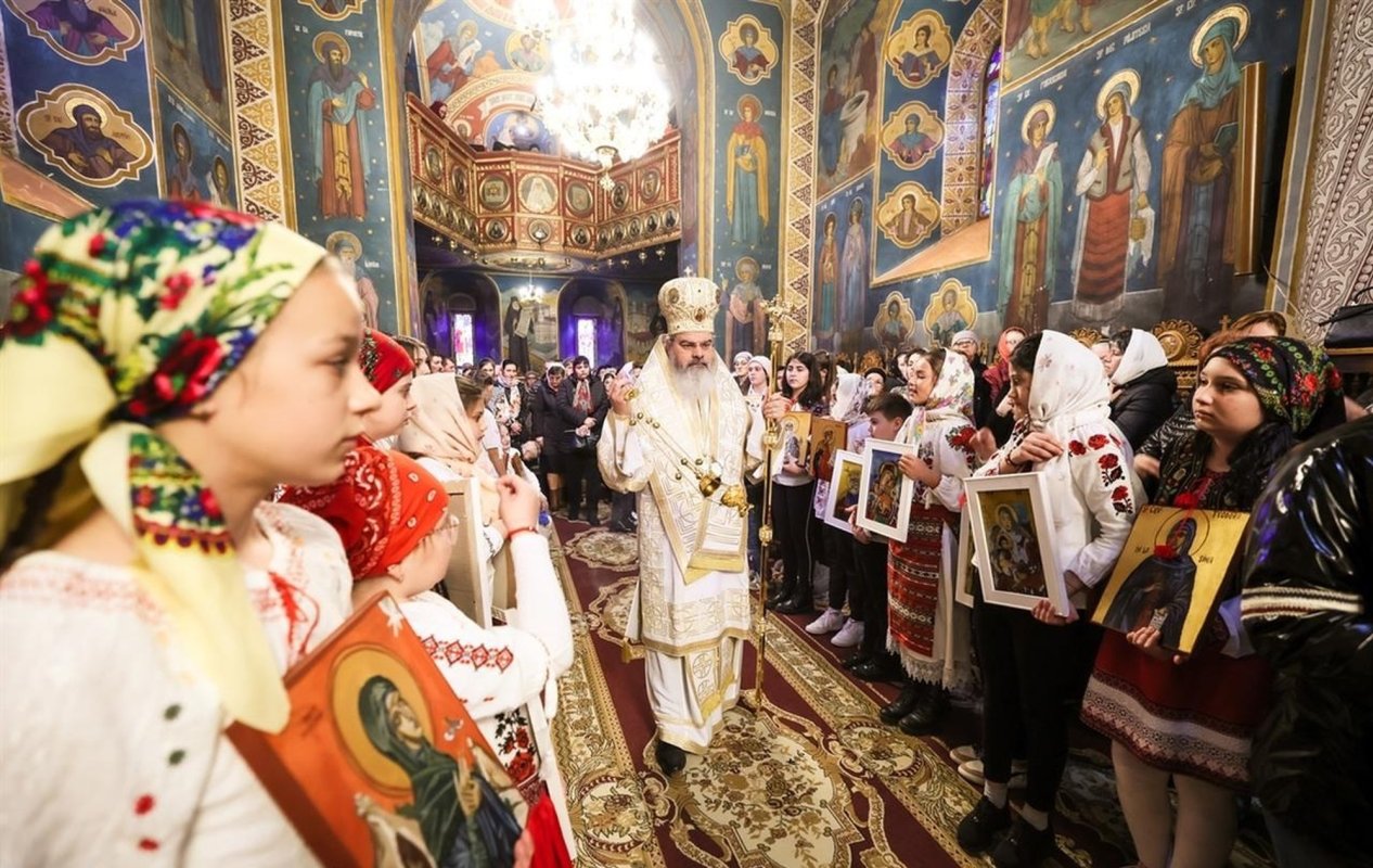 Slujire arhierească la catedrala din Huși 289769